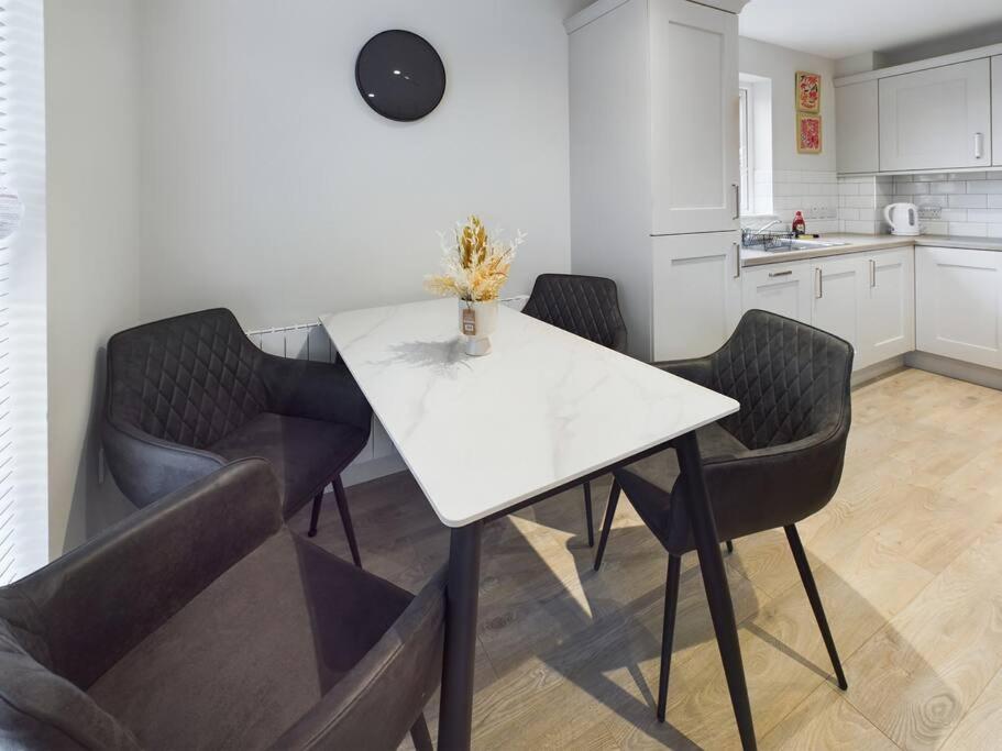 Contemporary 2-Bedroom Apartment Belfast Exterior photo