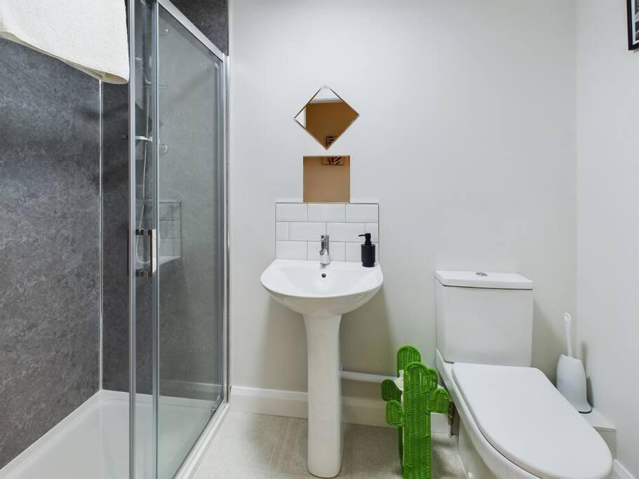 Contemporary 2-Bedroom Apartment Belfast Exterior photo